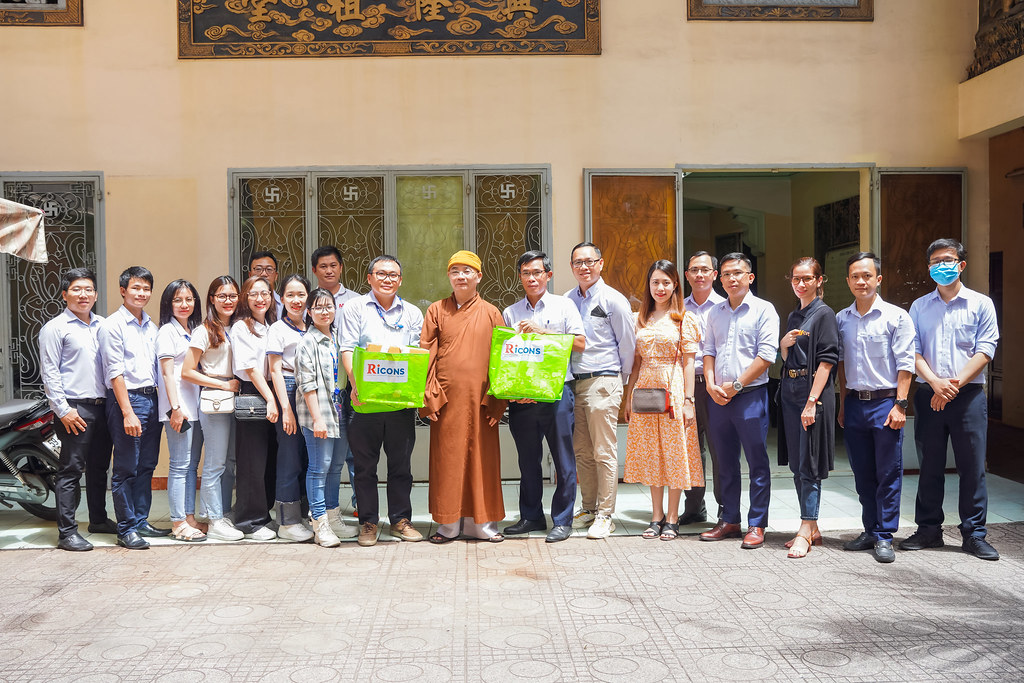 Ricons thăm hỏi và trao tặng 200 phần quà từ thiện cho các hoàn cảnh khó khăn tại chùa Hưng Long – TP HCM